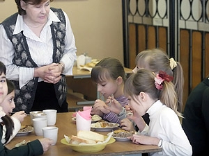 В столовых киевских школ неплохо кормят.
Фото автора и с kp.ua