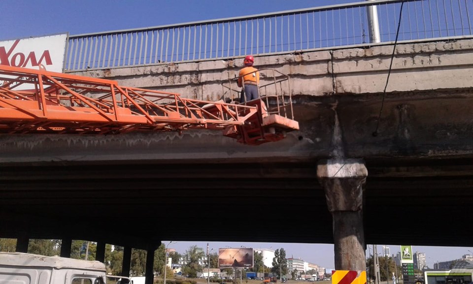 Новость - Транспорт и инфраструктура - Работа кипит: с киевских мостов сбивают слабый бетон
