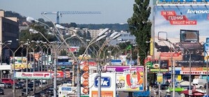 Полюбуйся: на Шулявке с фасада дома демонтировали уйму рекламных вывесок