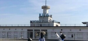 Фотофакт: на Почтовой площади скульптуры детей нарядили в морскую форму