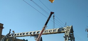 Это настораживает: на стройплощадке станции метро Центральная демонтируют козловый кран