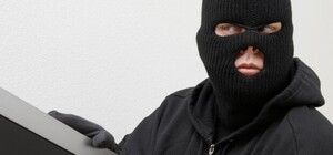 Быстро и незаметно: как в Одессе парень выносил из отелей телевизоры