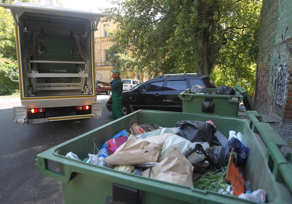 Новость - События - Будет чище: в Киеве показали технику для мытья мусорных баков