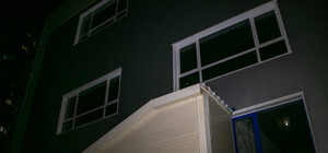 Не удержался: в столице подросток-руфер сорвался с козырька крыши