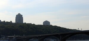 В столице мужчина угрожает взорвать Мост метро: движение автомобилей и поездов парализовано (обновлено)