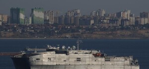Зачастил: в Одесский порт снова прибыл американский военный катамаран