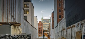 Работа кипит: в Соломенском районе продолжают чинить асфальт во дворах