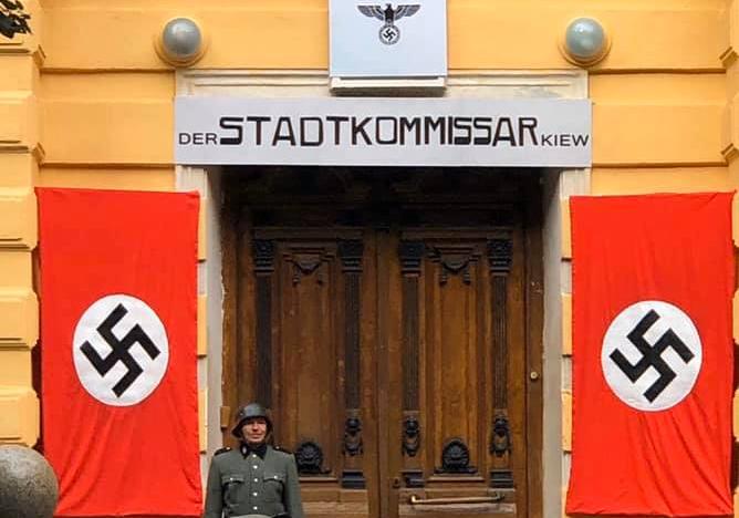 Новость - События - Получи ответ: почему Банковая сегодня была увешана нацистскими флагами