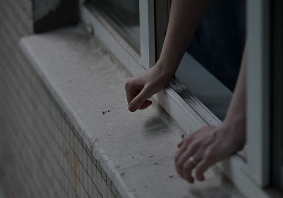 Новость - События - Страдала от боли: на Березняках женщина выбросилась из окна на глазах у сына