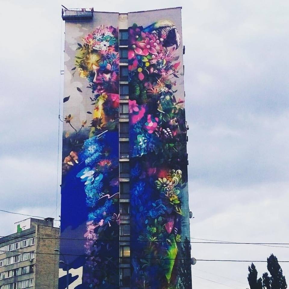 Новость - События - Беспощадно: на Дарницкой площади закрасили яркий мурал на стене высотки