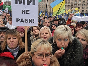 Митингующие держат в руках национальные флаги. Фото: dni.ru
