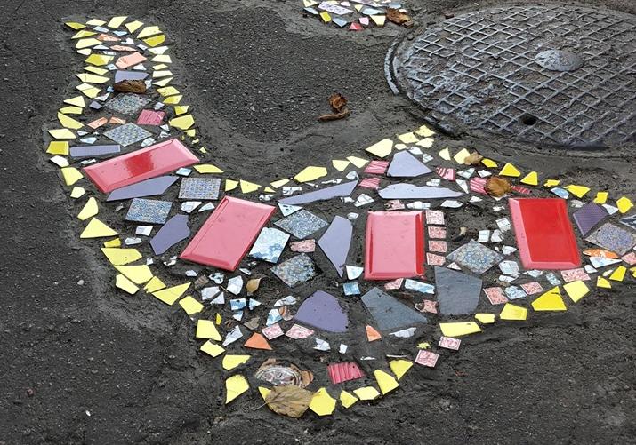 Новость - События - Фотофакт: в Киеве чинят тротуар разноцветной плиткой