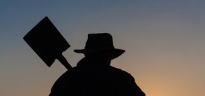 Подрались из-за тачки: в Харькове дворник разбил водителю голову лопатой