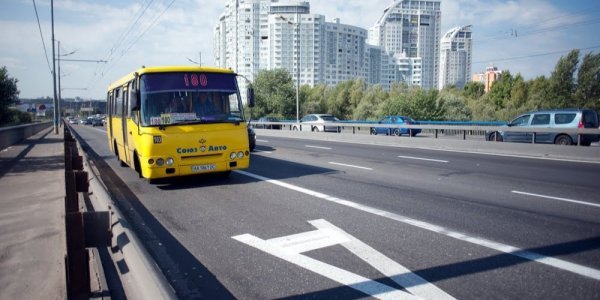 Новость - Транспорт и инфраструктура - Серьезные штрафы: в Киеве разбираются с теми, кто выезжает на полосу общественного транспорта