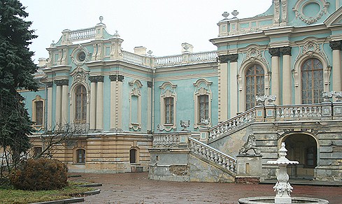 На то, чтобы вернуть дворцу былое величие, столица готова потратить 1,5 миллиона гривен.
Фото с сайта focus.ua