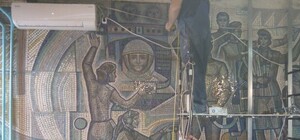 Ремонт важнее: на почте решили зашить историческую мозаику гипсокартоном