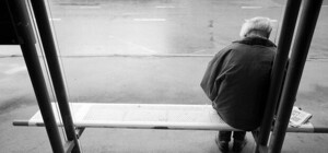 Никому не нужен: бывший запорожский заводчанин живет на остановке (фото)