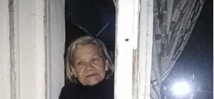 Без еды и света: в Балабино дочь бросила свою беспомощную мать одну в закрытом доме (фото)
