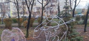 Старались украсить: на Позняках появилась скульптура скрипача из проволоки