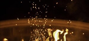 Захотел поесть: мужчина, задолжавший за газ и свет, развел в квартире костер