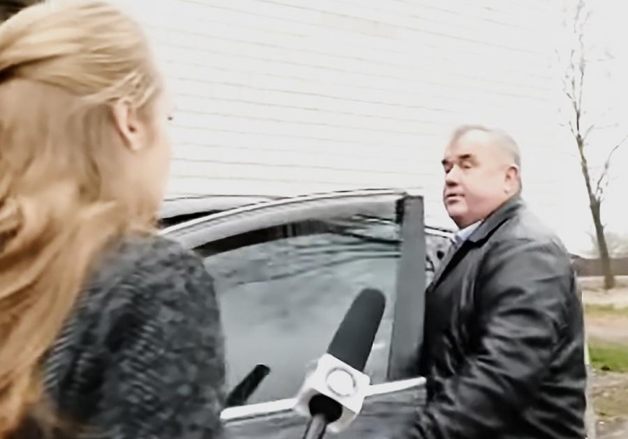 Новость - События - Не захотел отвечать: сельский глава  прокатил журналиста на капоте машины
