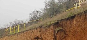 На 13-й станции продолжает обсыпаться склон: газовая труба может рухнуть