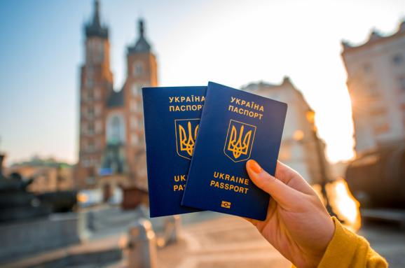 Новость - События - С неярким макияжем и в головном уборе: в Украине утвердили новые требования к фото на паспорт