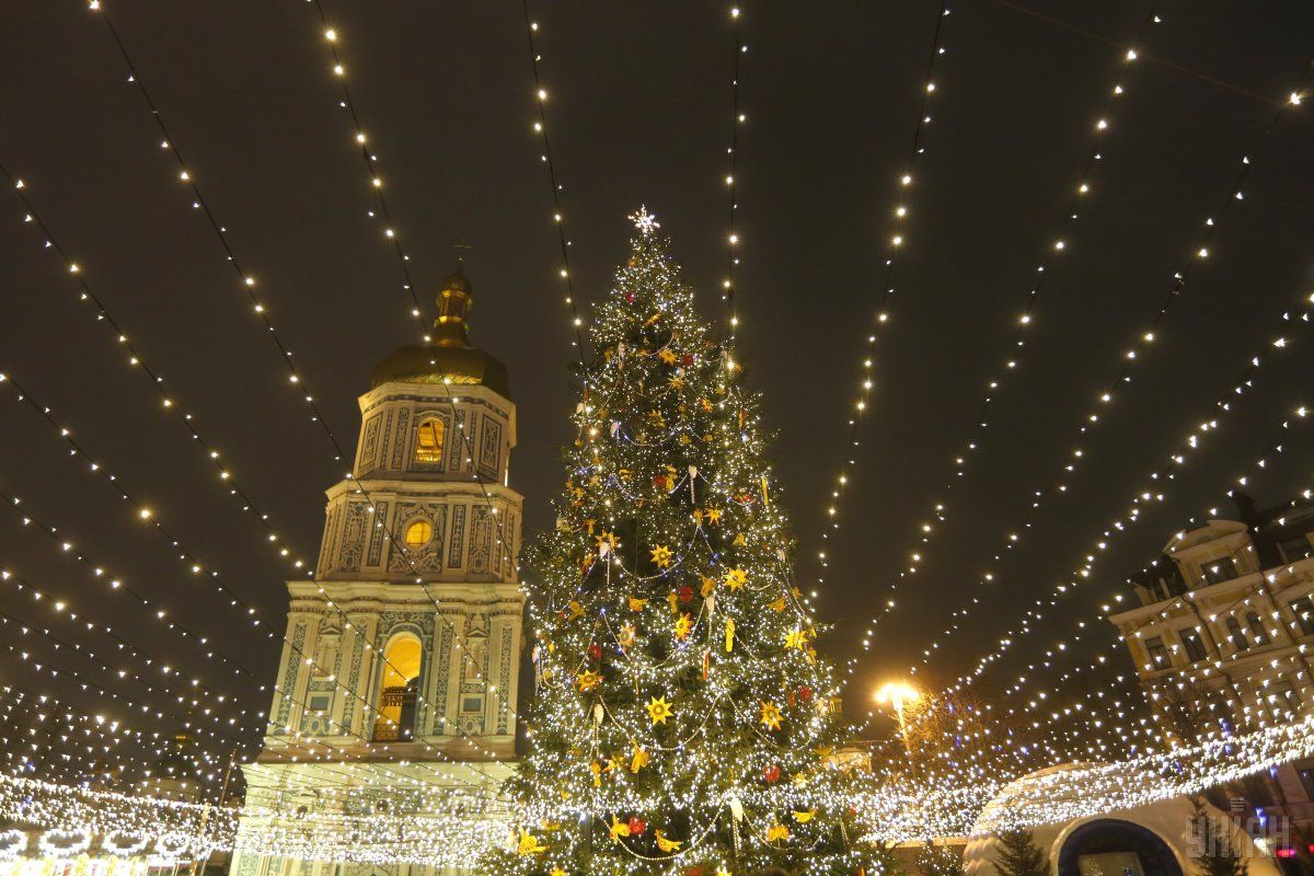 Новость - События - Вкус праздника: на Софийской площади начали монтировать новогоднюю елку