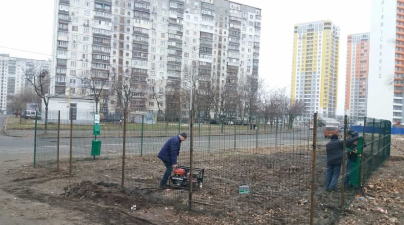 Новость - События - Забор, грязь и мусорник: в Днепровском районе установили зону для выгула собак