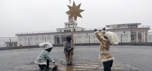 Фотофакт: малышей-основателей на Почтовой площади утеплили