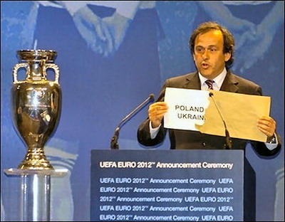 Билеты на "Евро-2012" появятся в продаже через 3 месяца.

Фото с сайта www.clbuzz.com