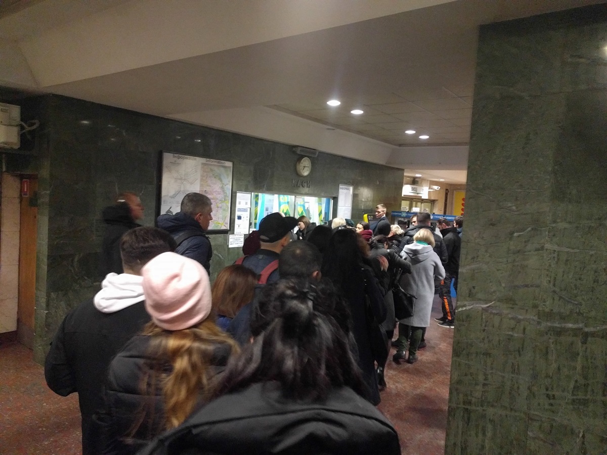 Новость - События - Не могли заплатить за проезд: пассажиры разгромили станцию метро в центре Киева
