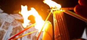 Поделятся: в столичной мэрии каждый может взять себе Вифлеемский огонь. Фото