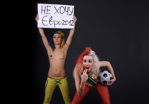 Девушки выразили свой протест против проведения "Евро-2012".
Фото с сайта femen.livejournal.com
