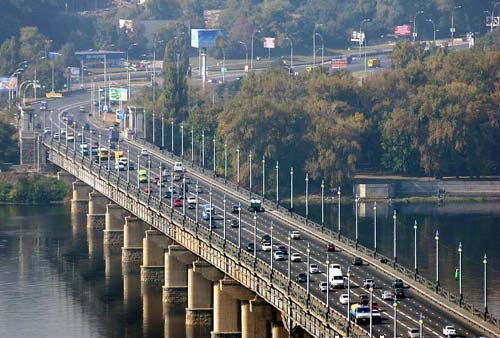 К реконструкции моста власти приступили еще летом. Фото с сайта sezamka.kiev.ua.