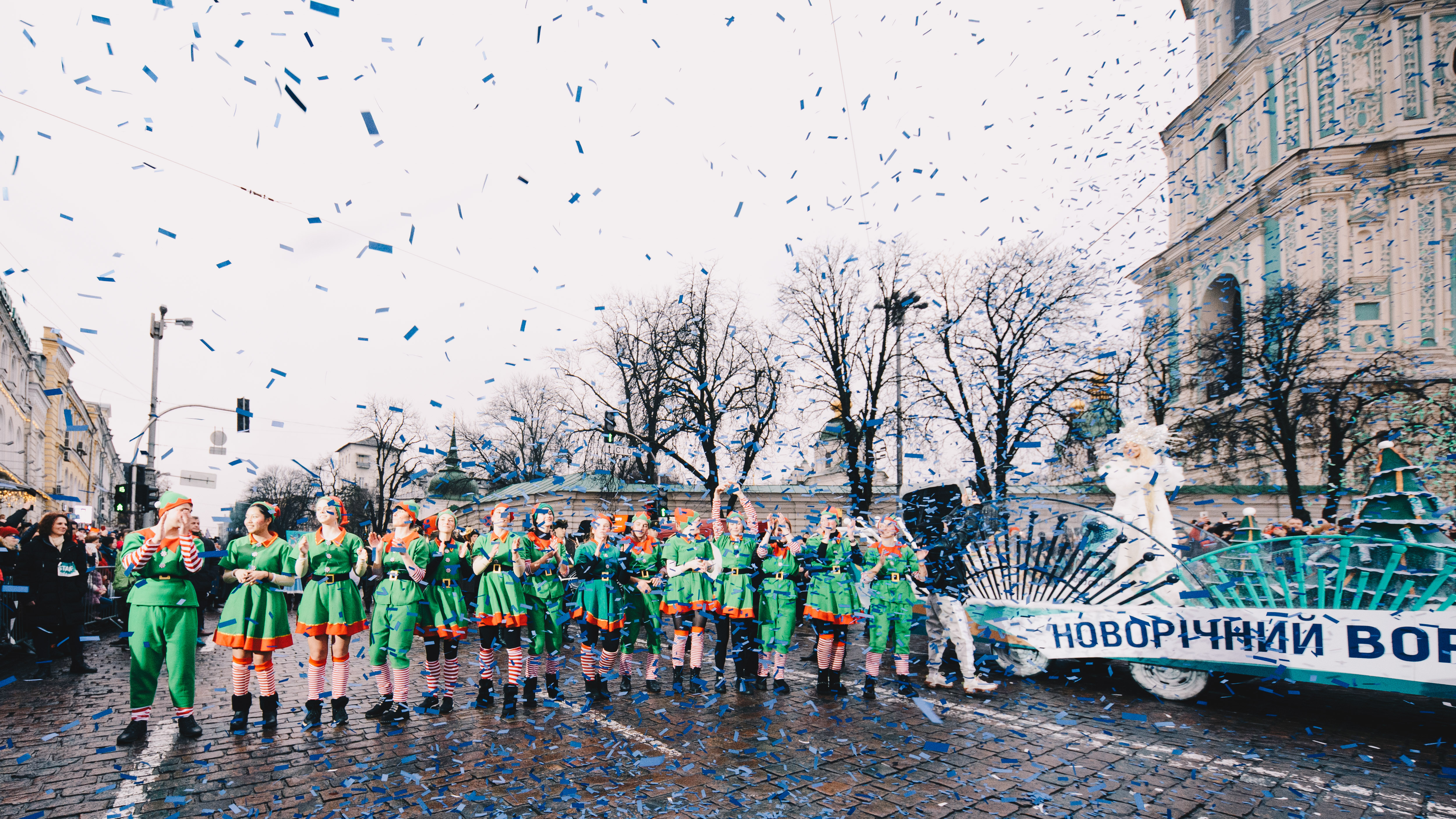 Новость - События - Ходулисты, эльфы-танцовщики и жонглеры: в Киеве состоялся первый новогодний парад