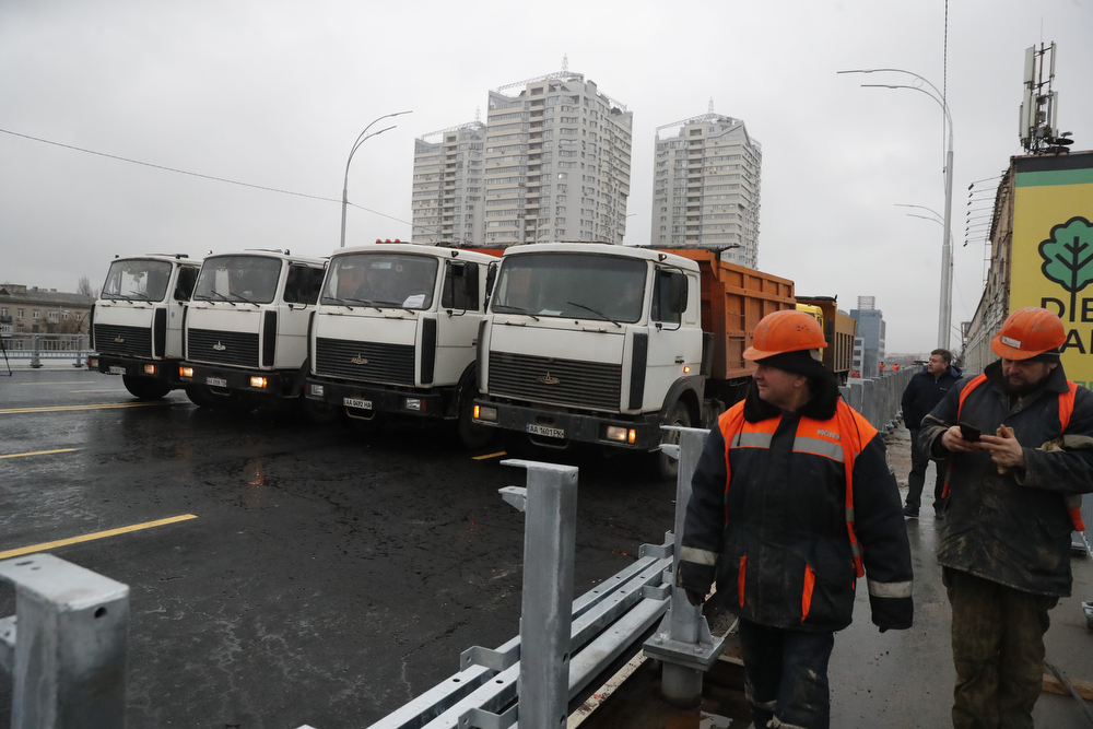 Новость - Транспорт и инфраструктура - 240 тонн: Шулявский мост испытали перед открытием грузовиками