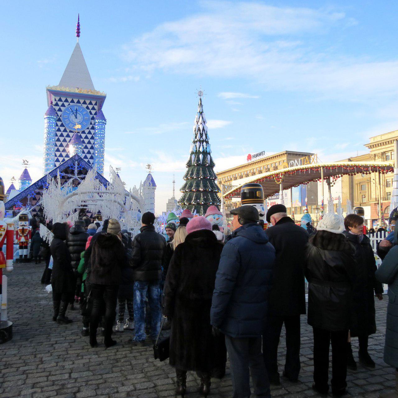 Большая очередь: в Харькове заработал домик Деда Мороза