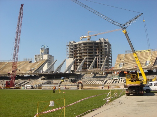 Стадион обещают достроить в 2011 году. Фото с сайта sport.oboz.ua.