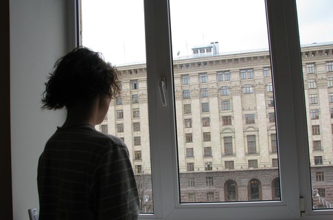 Жители этого дома видят в окно, как работает мэрия. Фото с сайта segodnya.ua.