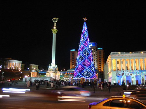 Между тем, елку на Майдане уже установили. Осталось только украсить.
Фото с сайта kport.info