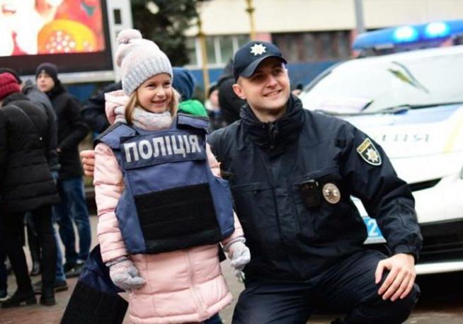 Новость - События - Развлеки малышню: патрульные прокатят детей на полицейской машине