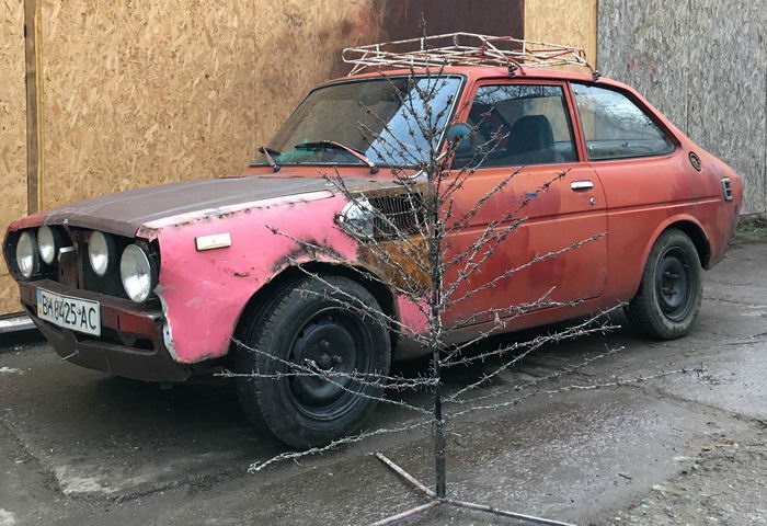 В Одессе появилась елочка из колючей проволоки: ее автор рассказал удивительный факт