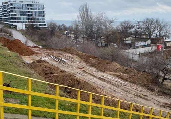 К морю в галошах: на 13-й Фонтана из-за застройки срезали склон и развели болото
