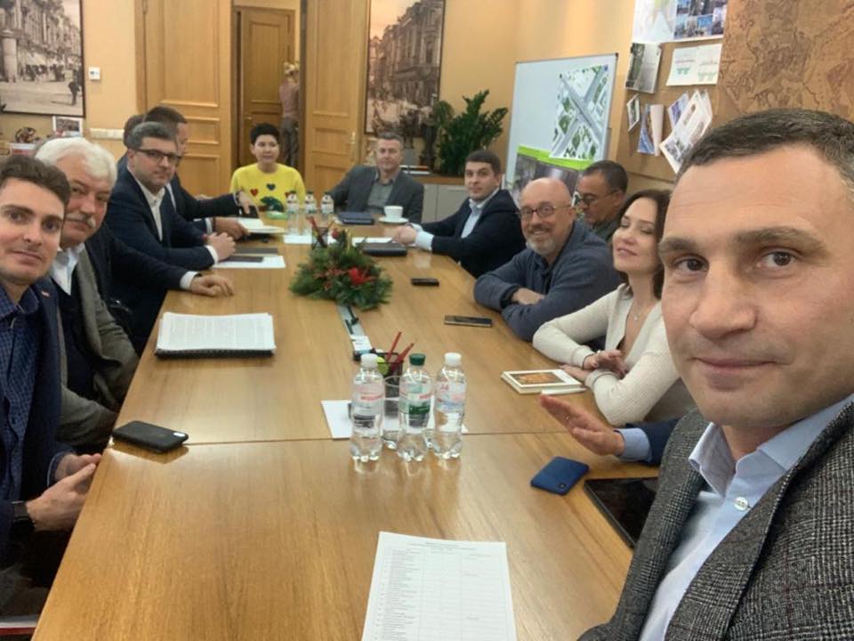 Новость - События - Кличко опубликовал фото с совещания по ликвидации ЧП: на нем все улыбаются