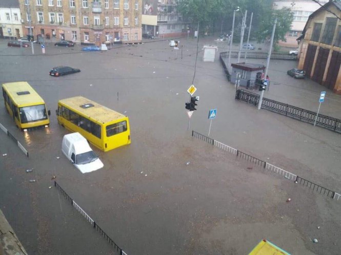 Новость - События - И опять прорвало: в Киеве "поплыла" еще одна теплосеть на Теремках. Фото, видео