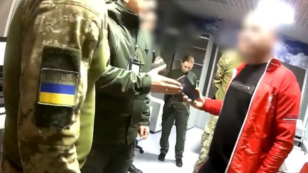 Новость - События - В суд вместо Египта: в аэропорту "Борисполь" пассажир угрожал пограничникам и не улетел на отдых. Видео