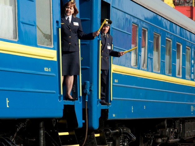 Накурилися: пасажири поїзда побили провідника