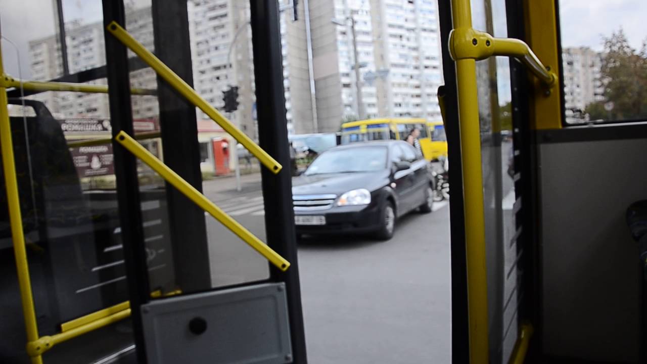 Новость - События - Зажал дверью и проволок по земле: в киевском троллебуйсе пострадала пожилая женщина