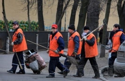 Круглый год с метлой - дворники столицы работают в адских условиях. Фото с сайта ukranews.com.